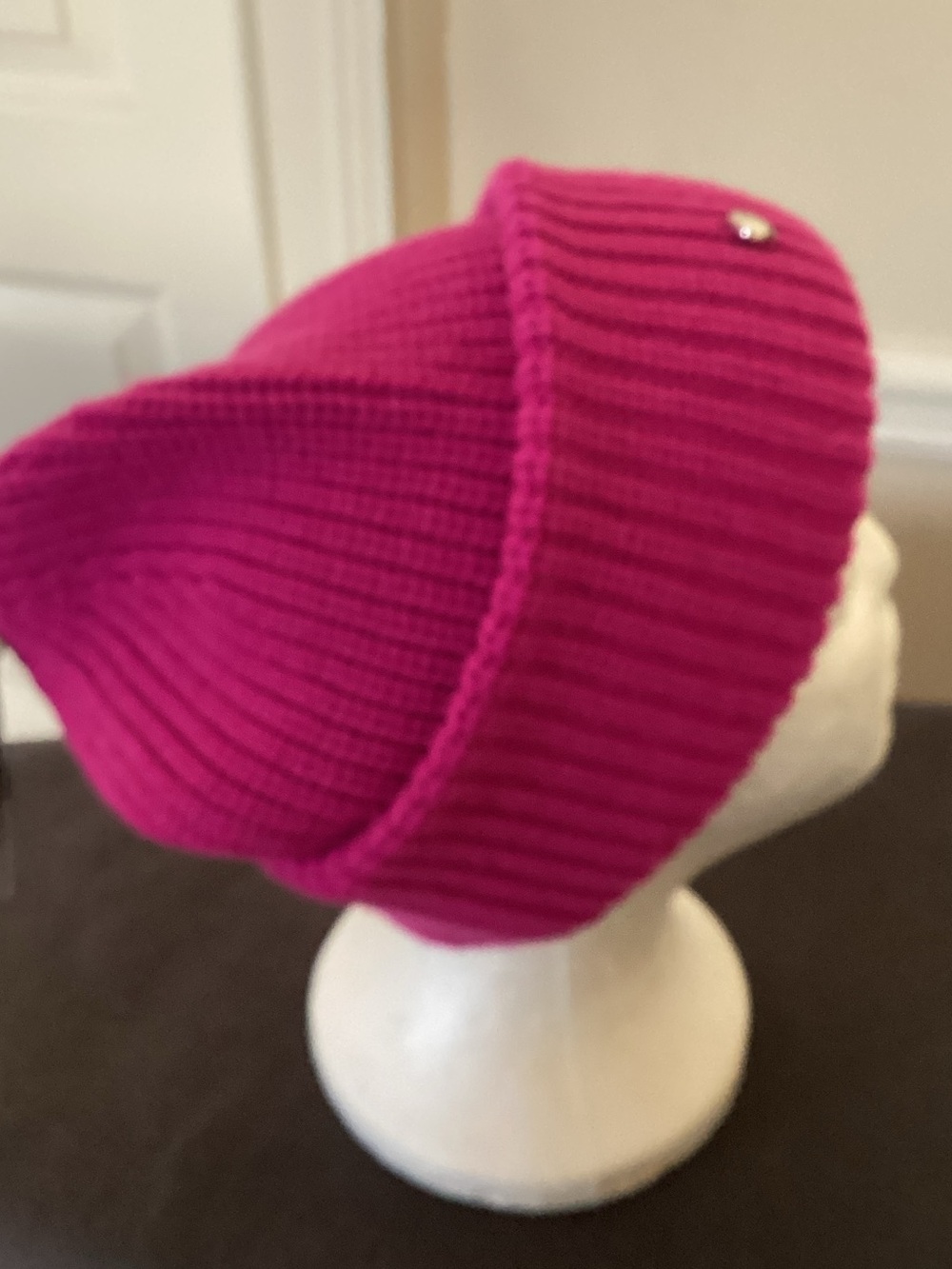 kate spade bright fuchsia knit beanie with gold spade charm - Picture 3 of 4